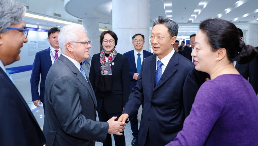 Ο Πρύτανης του πανεπιστημίου Keele Creece με τον Υφυπουργό Παιδείας της Κίνας Xu Qingsen,